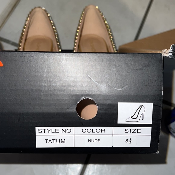 8.5 Nude Heels with Gold chain outline 🤩 - Picture 4 of 15